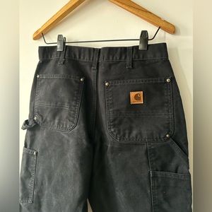 Carhartt Men’s loose original fit 32x30 black pants double layer front.